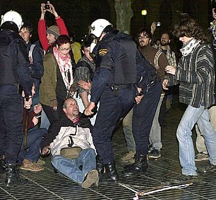 Imagen de alguno de los incidentes producidos en la manifestación celebrada ayer por la tarde.