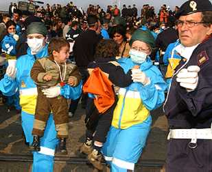 Interceptado un barco con un millar de inmigrantes en Sicilia