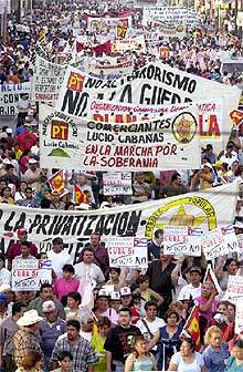 Miles de personas se manifiestan en Monterrey contra la Cumbre sobre el Desarrollo