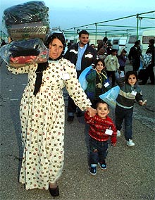 Inmigrantes kurdos llegados a Bari el pasado lunes en el barco Mónica.