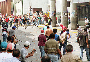 Batalla campal en Barquisimeto entre seguidores y detractores de Chávez.