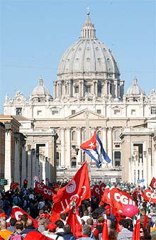 Un millón de personas protestan en Roma contra la reforma laboral de Berlusconi
