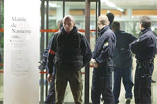 Un hombre mata a tiros a ocho personas y hiere a 20 en un pleno municipal cerca de París