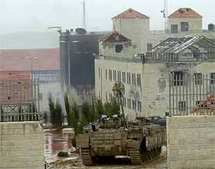 Los palestinos denuncian el bombardeo de la puerta trasera de la basílica de Belén