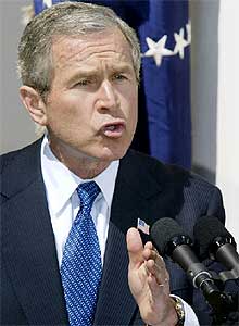 Bush exige a Israel la retirada de los territorios y envía a Powell a la zona