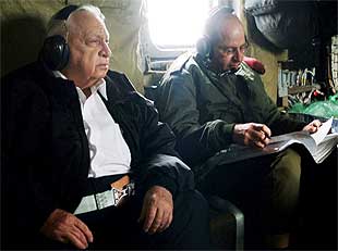 Los palestinos denuncian el bombardeo de una puerta de la basílica de Belén