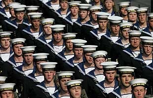 Miles de personas acuden al paso del cortejo fúnebre de la reina madre