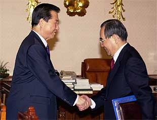 El enviado especial norcoreano Lim Dong-Won con el presidente surcoreano Kim Dae-Jung.