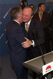 El presidente del partido socialista (izq.) abraza a Peter Medgyessy, su candidato a primer ministro.