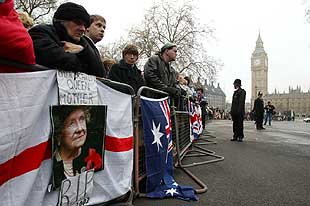 Más de un millón de personas dan su último adiós a la reina madre en su funeral