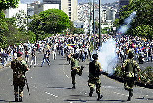 La Guardia Nacional repele a los opositores a Chávez frente al palacio presidencial.