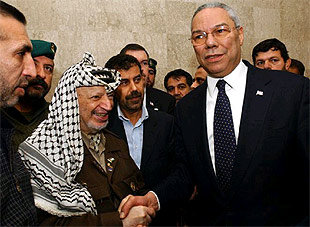Powell afirma que Arafat está comprometido con el alto el fuego tras la reunión de Ramala