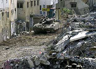 Powell afirma que Arafat está comprometido con el alto el fuego tras la reunión de Ramala