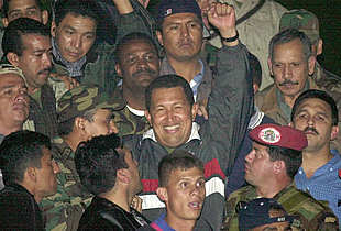 Chávez llama a la "calma y a la tranquilidad" tras asumir de nuevo la presidencia