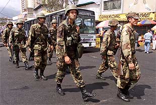 Militares patrullan las calles de Caracas después de que algunas zonas hayan sufrido escenas de vandalismo.