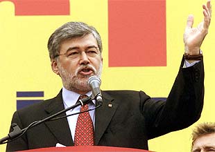 El líder sindical Sergio Coferatti se dirige a los manifestantes en Florencia.