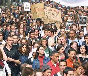 Miles de franceses salen a la calle en varias manifestaciones espontáneas contra Le Pen