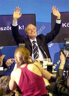 El candidato del el MSZP, Peter Medgyessy, celebra la victoria de los socialistas.