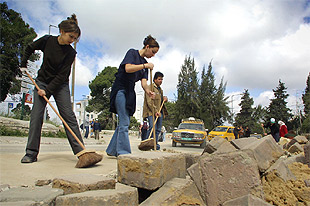 Universitarios palestinos trabajan como voluntarios para limpiar las calles de Ramala cuatro días después de la retirada israelí.