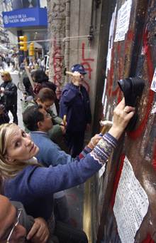 El peso evita su desplome frente al dólar en la repertura de los bancos