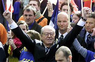 Un millón de personas salen a la calle en Francia contra Le Pen