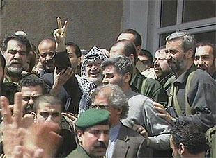 Arafat abandona su cuartel general por primera vez desde el 29 de marzo