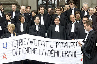 Abogados de Estrasburgo protestan contra el ascenso de Le Pen junto a la pancarta  Ser abogado es también defender la democracia .