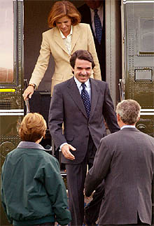 Aznar habla con Bush sobre Gibraltar antes de su regreso a Madrid