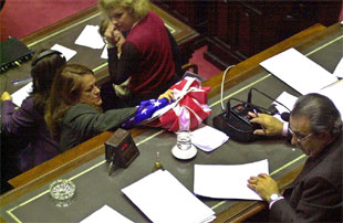 Alicia Castro deposita la bandera de Estados Unidos sobre la mesa del presidente del Congreso argentino, Eduardo Camaño.