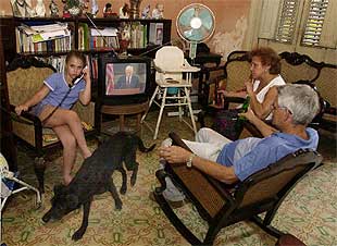 Carter pide una apertura democrática en Cuba en un discurso televisado