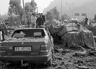 Imagen del atentado que le costó la vida al juez Falcone y a su mujer, en 1992.