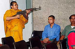 Detenido en Tailandia un budista que había tomado 30 rehenes en el Parlamento