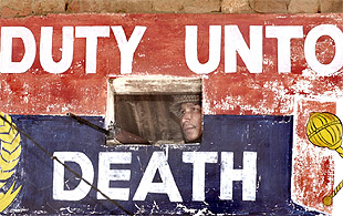 Un soldado indio se mantiene alerta en un refugio en el sur de Cachemira.