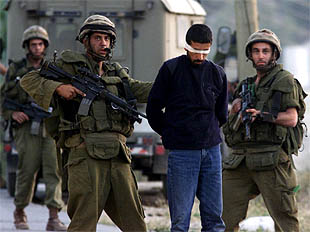 Soldados israelíes arrestan a un palestino en Beit Jala, cerca de Belén.
