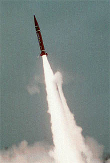 El misil pakistaní Hatf II (ABDALI) despega de un lugar desconocido hacia una objetivo predestinado.