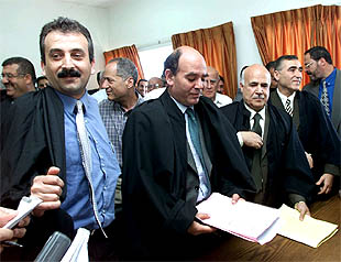 Los abogados de Ahmed Sa'adat después de la decisión del Tribunal Supremo palestino de liberar a su cliente.