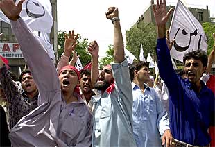 Pakistán desafía a India derribando a uno de sus aviones espía