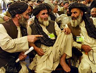 El único rival de Karzai para liderar Afganistán se retira y lo respalda