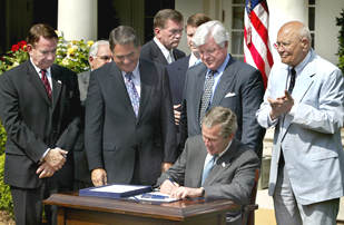 Bush firma una ley para blindar a EE UU de ataques biológicos