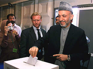 La Asamblea afgana elige al presidente interino Karzai para liderar la transición