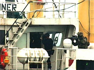 Miembros de un comando policial entra en el barco interceptado en el Atlántico.