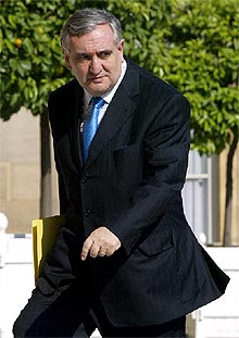 Raffarin amplía su gobierno tras la aplastante mayoría en las legislativas