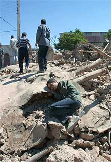 Los servicios de rescate siguen buscando víctimas entre las ruinas del terremoto