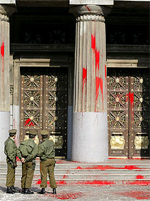 La fachada de la Corte Suprema de Chile, con las manchas de la pintura arrojada por los manifestantes.