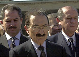 La renuncia de cuatro ministros pone al Gobierno turco al borde de la quiebra