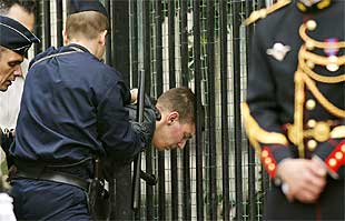 Un militante de extrema derecha intenta atentar contra Chirac en el desfile del 14 de julio