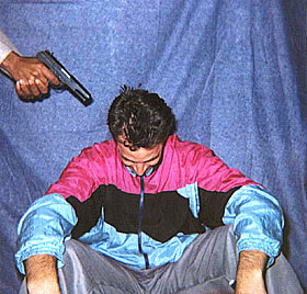 Daniel Pearl, el periodista de  The Wall Street Journal  asesinado, en una de las imágenes recibidas en diversos medios de comunicación durante su secuestro.