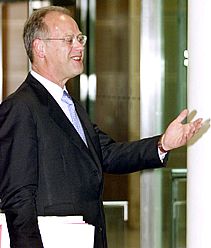 Schröder destituye a su ministro de Defensa acusado de cobros fraudulentos