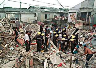 Los equipos de rescate trabajan entre los escombros provocados por la explosión.