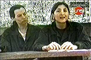 Ingrid Betancourt (derecha) en el vídeo entregado por las FARC. La acompaña la directora de su campaña presidencial, Clara Rojas.